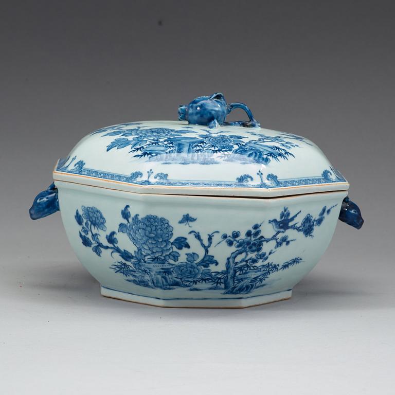 A blue and white tureen with cover and stand, Qing dynasty, Qianlong (1736-95).