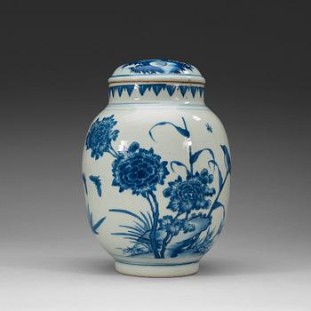 173. A blue and white Transitional jar with cover, 17th Century.