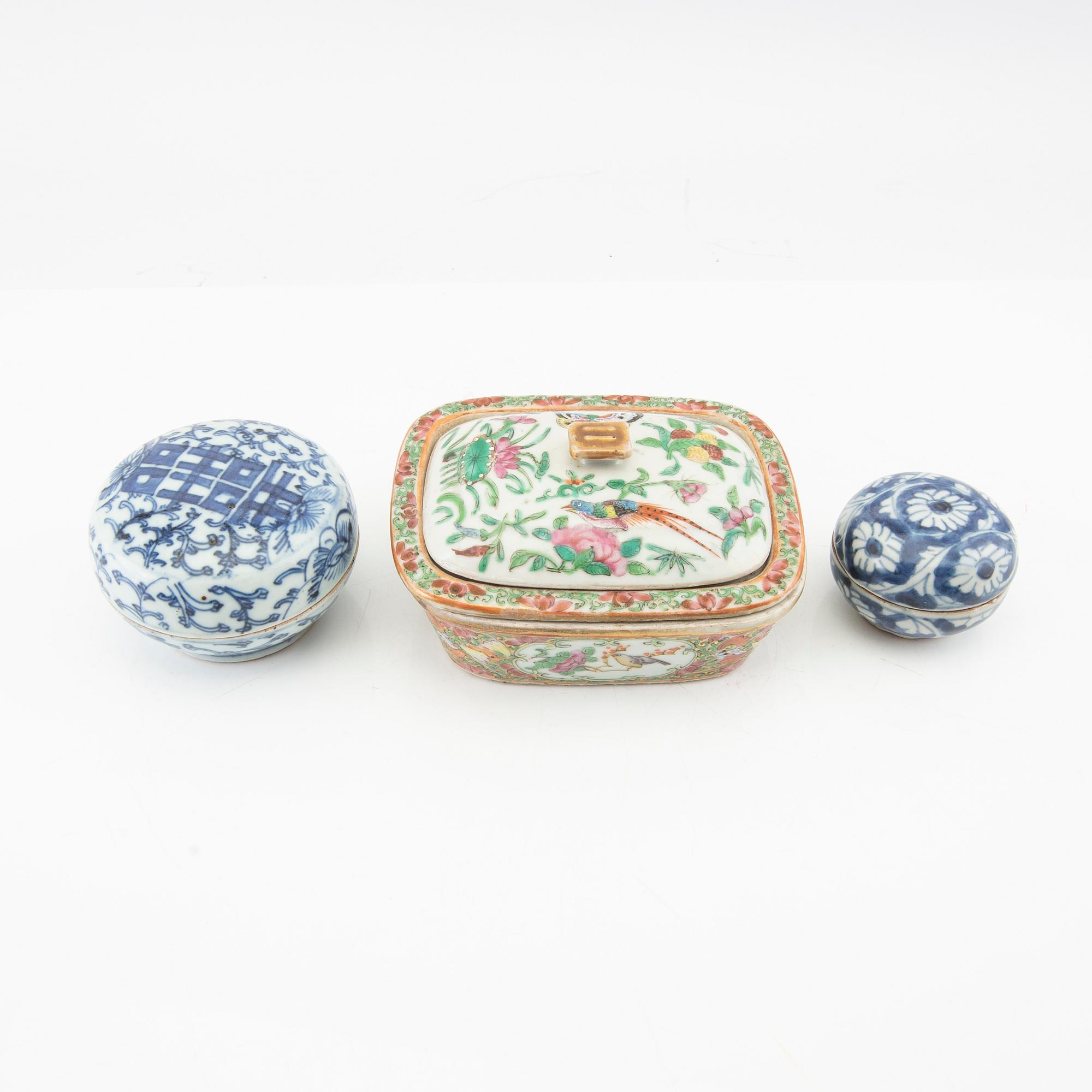 Askar, three pieces from the late Qing Dynasty, around 1900, porcelain.