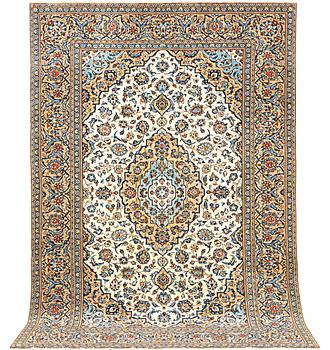 A Kashan carpet, a. 306 x 197 cm.