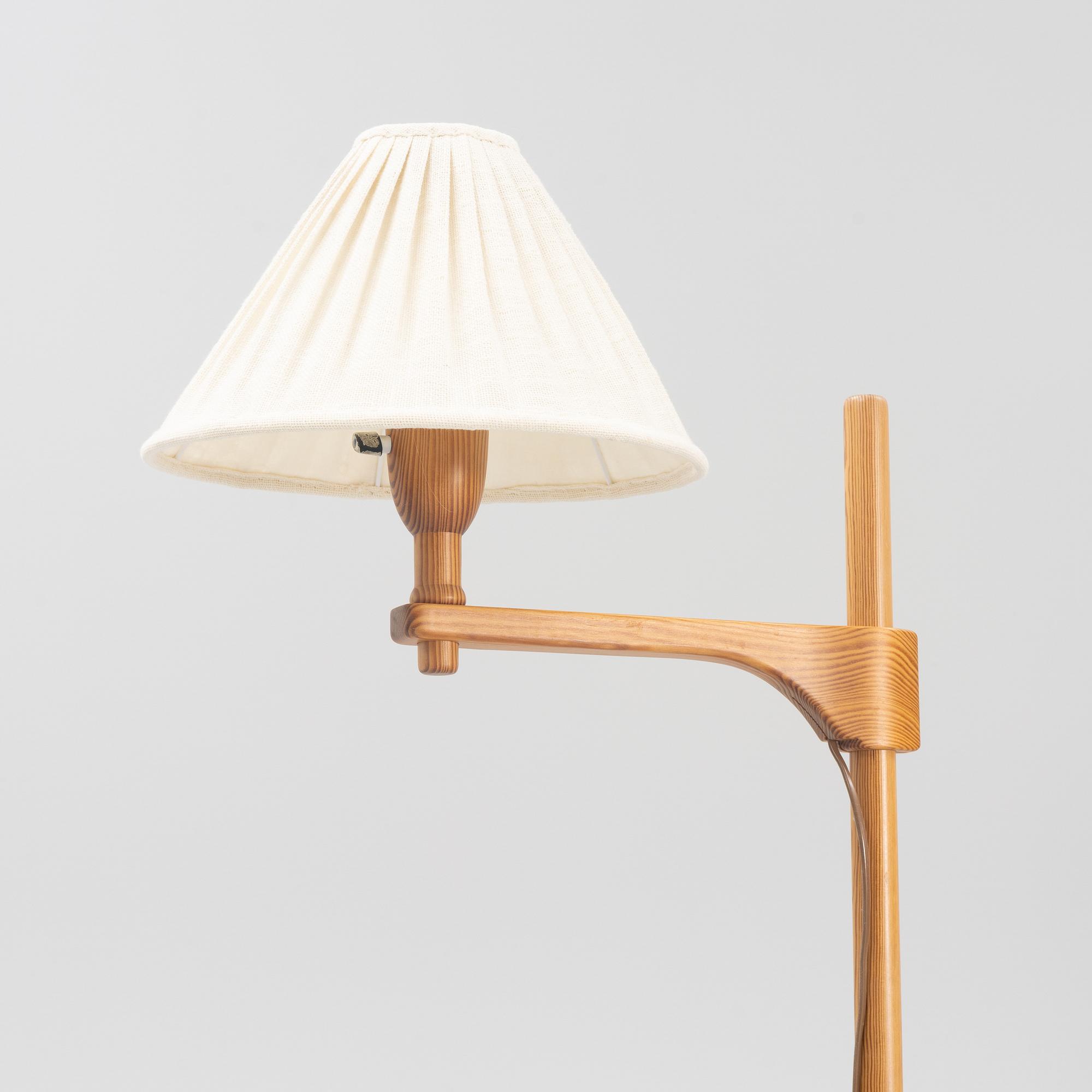 A pine 'Staken' floor lamp by Carl Malmsten, end of the 20th Century.