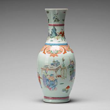 606. A famille rose vase, Qing dynasty (1644-1912), with Qianlong mark.