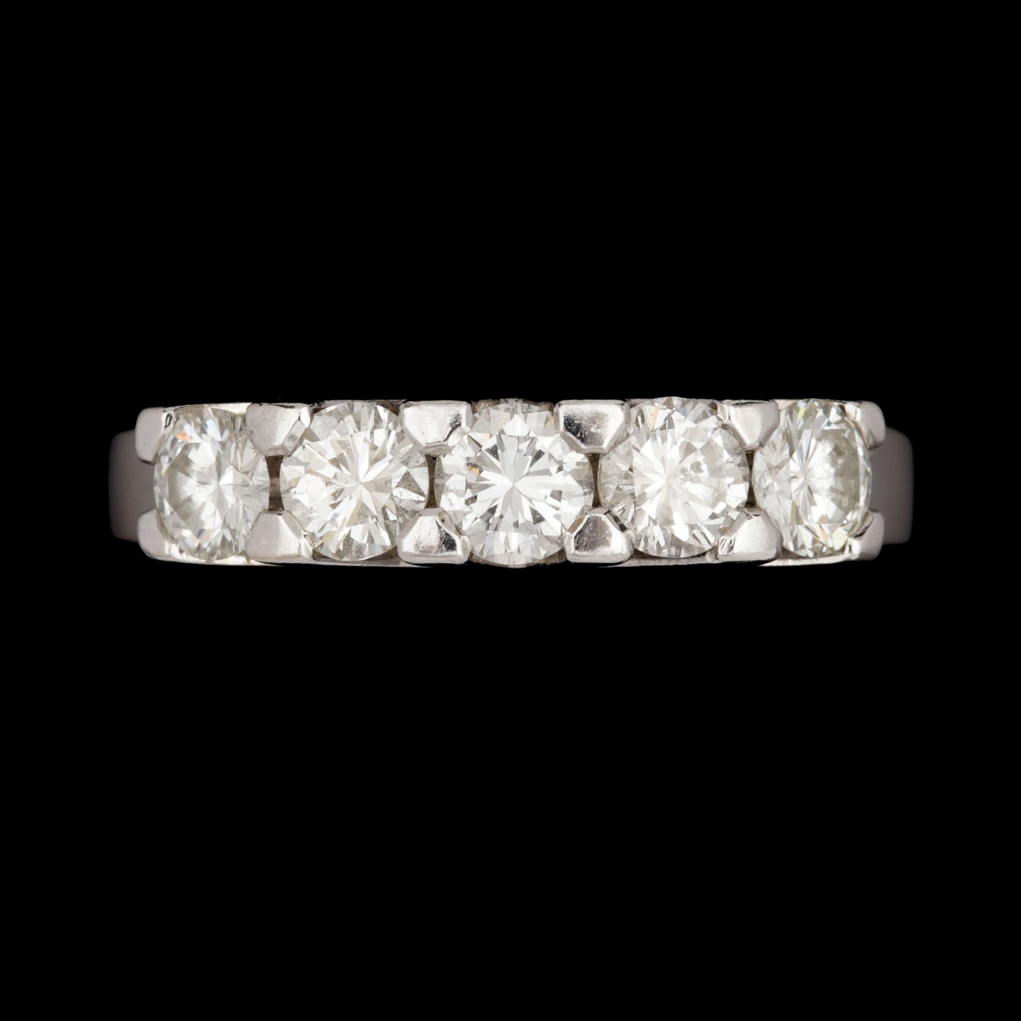 RING, fem briljantslipade diamanter, tot. ca 1 ct,