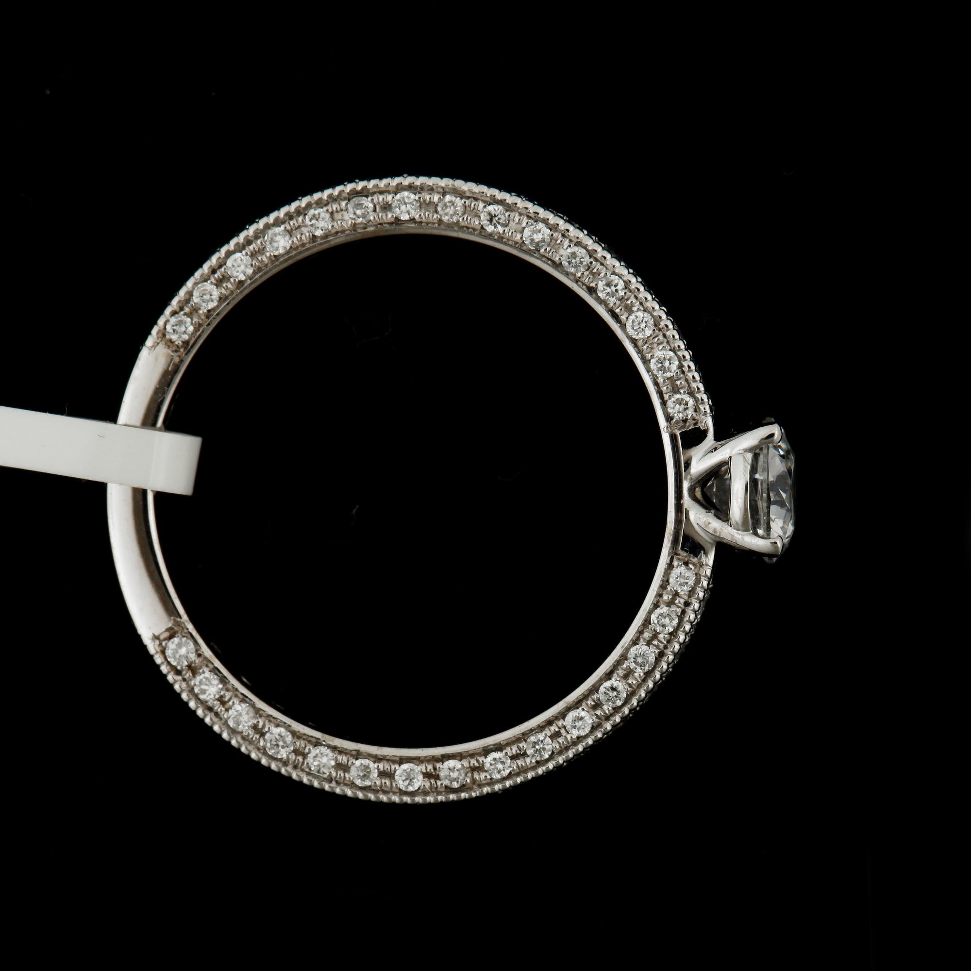 RING, 18k vitguld med briljantslipde diamanter mittsten ca0,50ct, övriga tot ca0,40ct. Vikt 2,7g.