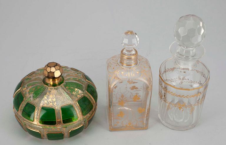 KARAFFER, 2 st samt BONBONJÄR, glas, 1800/1900-tal.