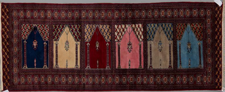 A RUNNER, a Pakistan Saff, ca 220 x 88,5 cm.