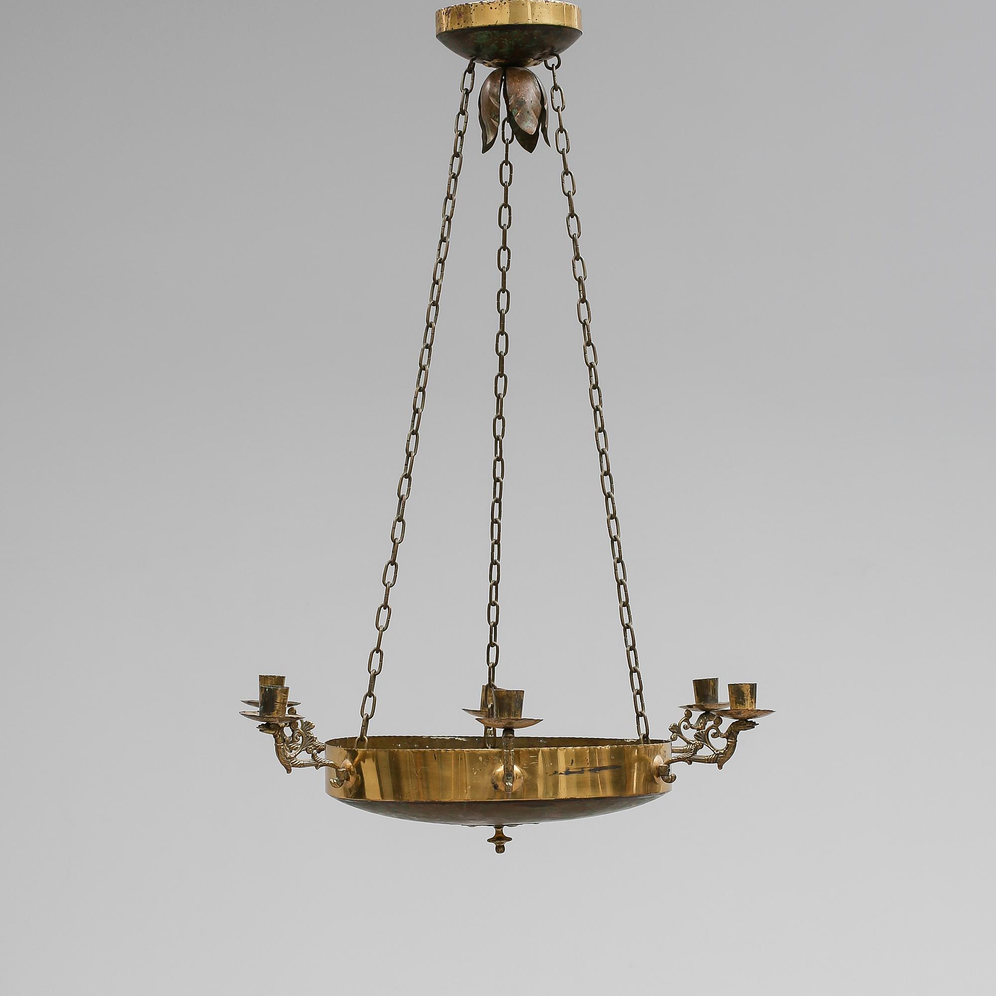 TAKAMPEL, empirestil, plåt och mässing, 1900-talets början. Höjd ca 72 cm.