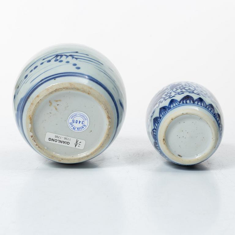 A Chinese blue and white porcelain moonflask and two jars, Qing dynasty, 18/19th century.