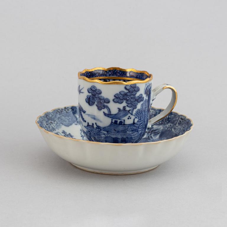 A group of 12 blue and white export porcelain cups with 13 saucers, Qing dynasty, Qianlong (1736-95).