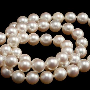 COLLIER, 2 st, odlade pärlor samt lås i 18k guld med 9 briljantslipade diamanter, Ole Lynggaard. Hänge vikt 7 g.