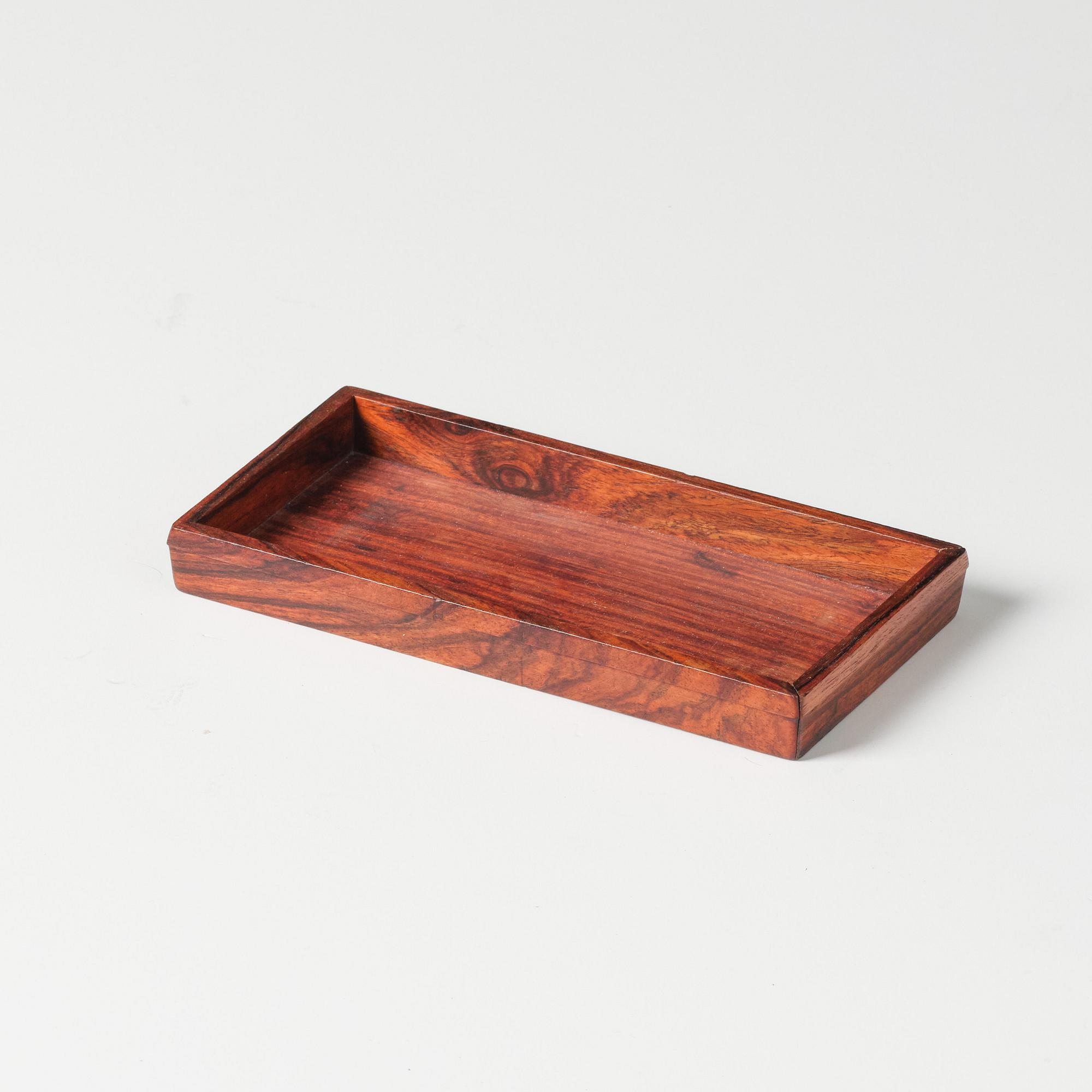 Askar med lock, två stycken, hardwood samt bricka, hardwood, sen Qingdynasti.