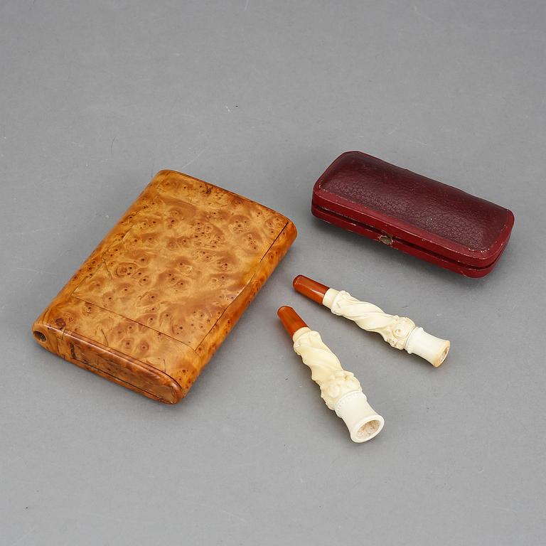 CIGARETTETUI samt -MUNSTYCKEN, 2 st, bl.a masurbjörk, 1900-talets första hälft.