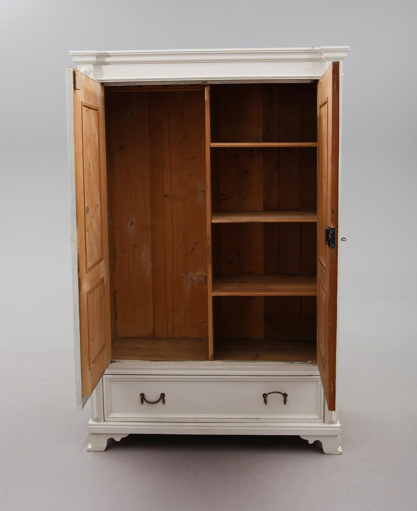 KLÄDSKÅP, 1800-talets andra hälft.