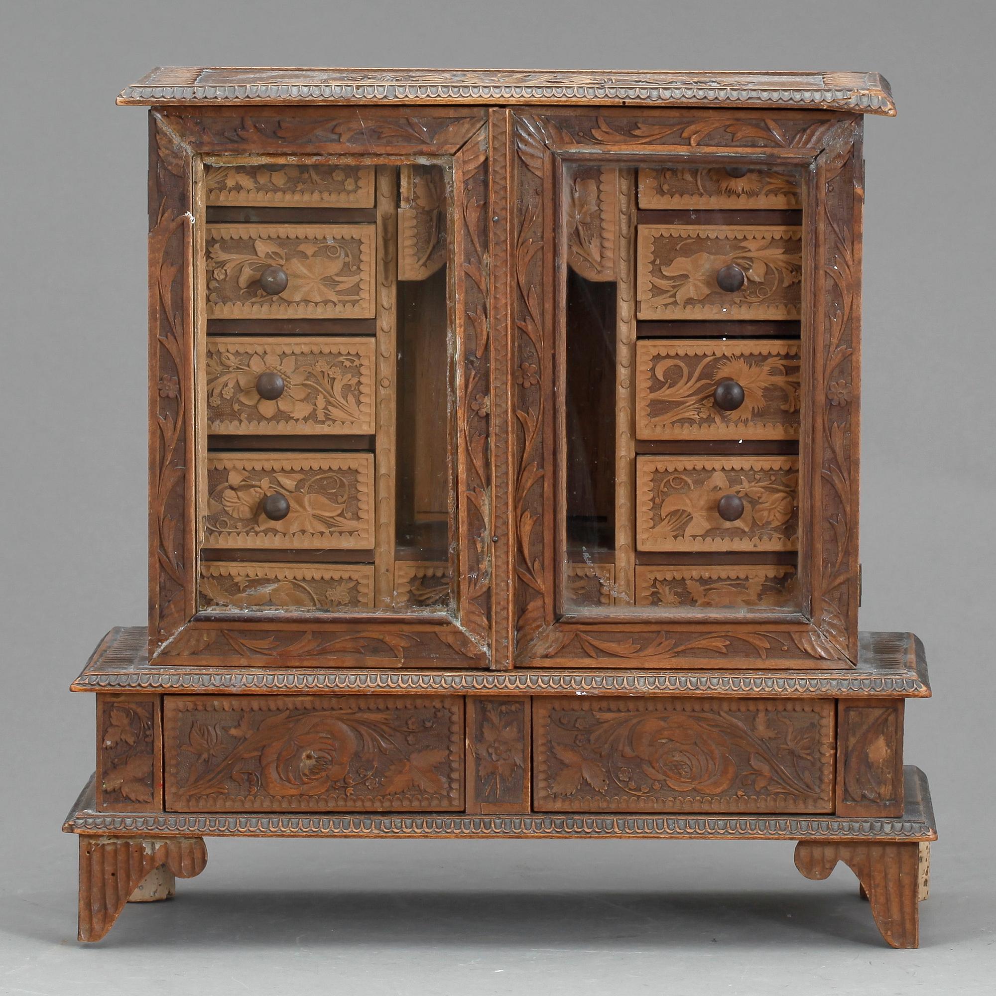 MINIATYRSKÅP, skuret trä, 1800-talets slut.