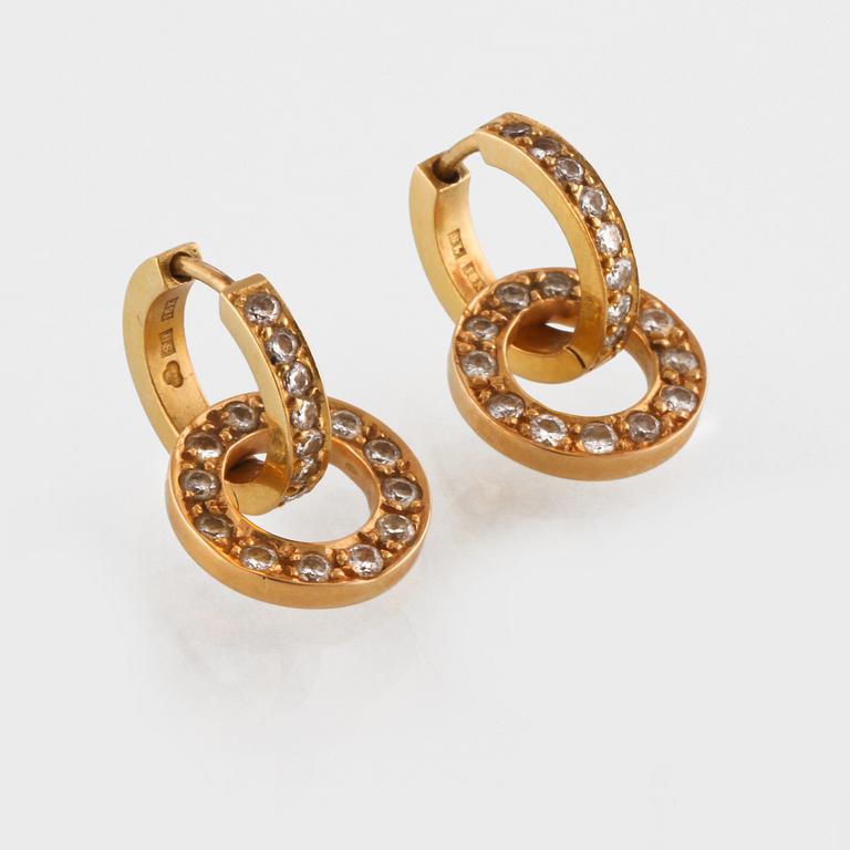 ÖRHÄNGEN, 18K guld med briljantsliapde diamanter, Hugo Strömdahl, Stockholm. Vikt 5,7 gram.
