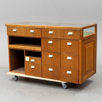 A mid 20th Century chest of drawers.