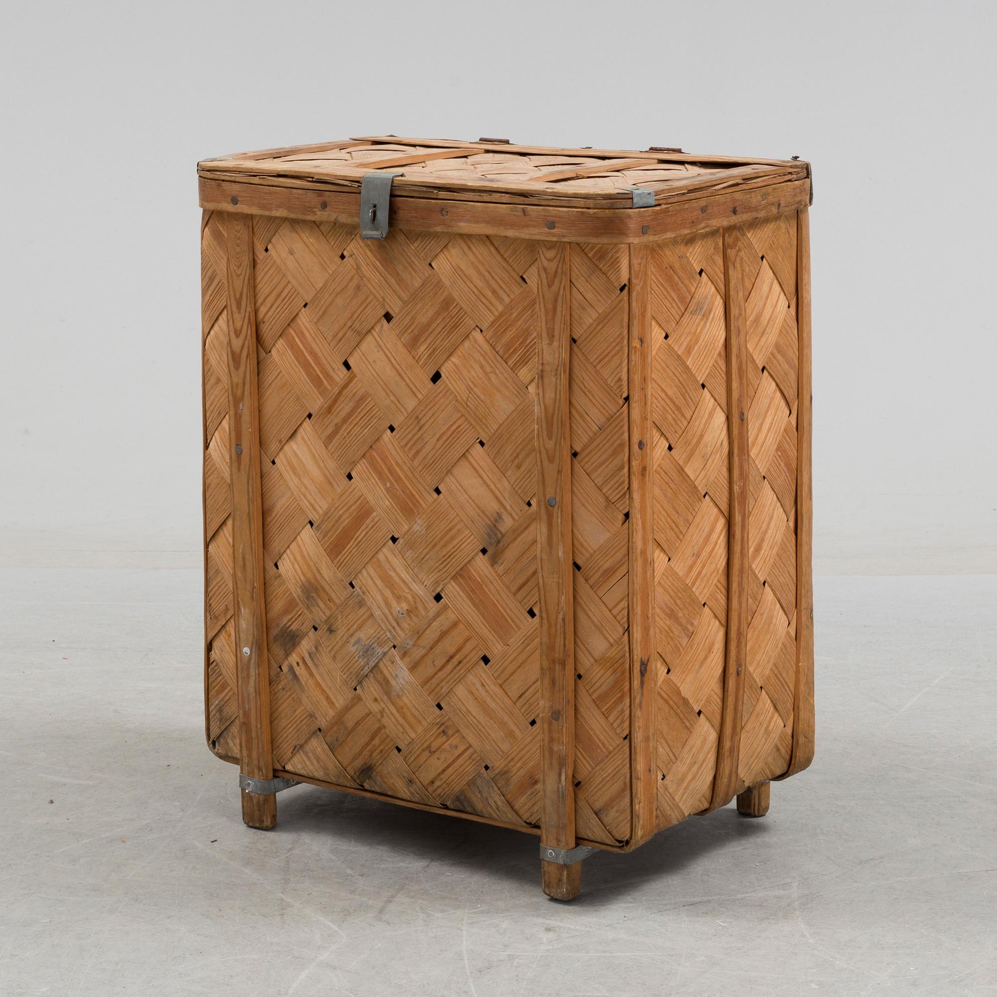 A wooden box, ca 1900.