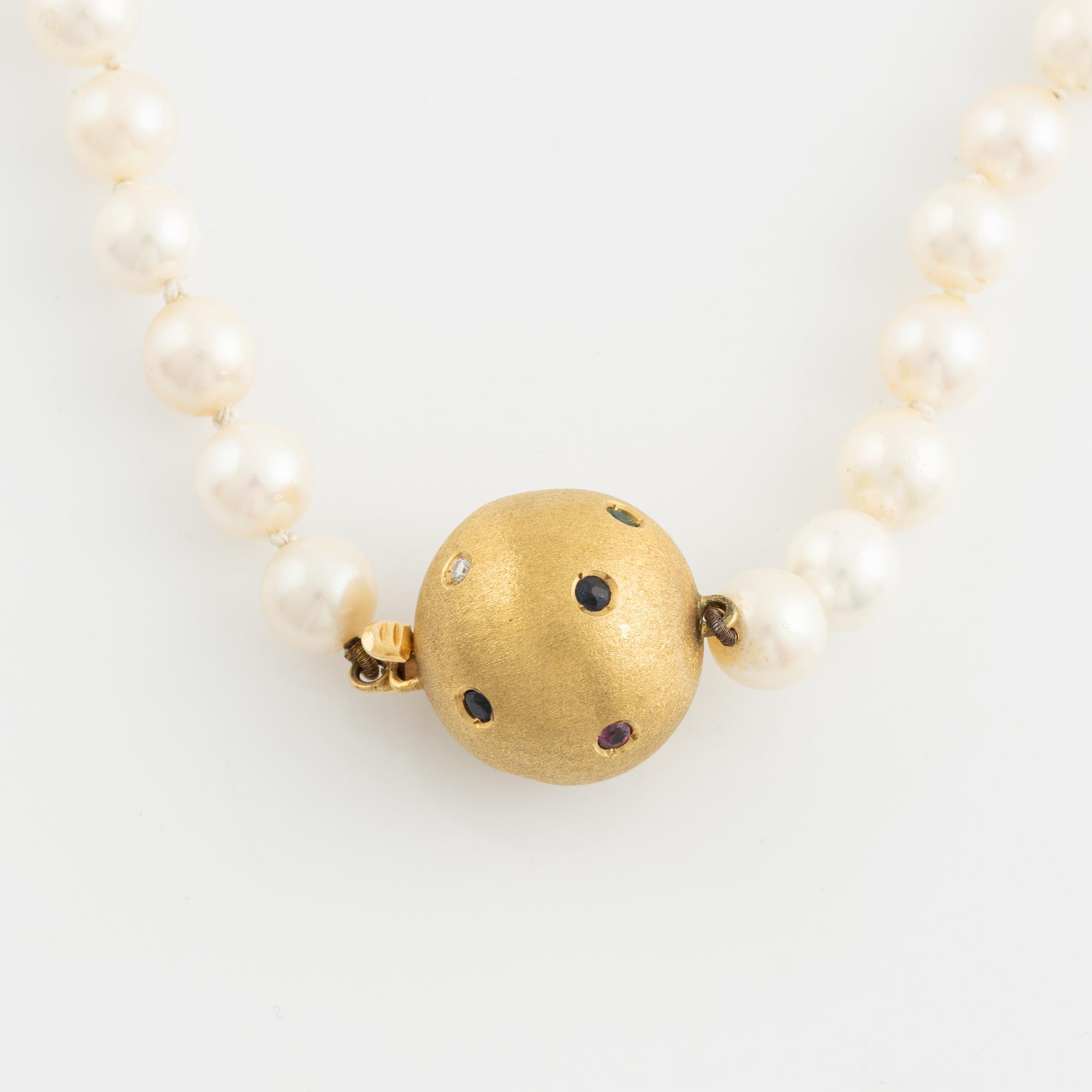 Cultured pearl necklace, clasp 18K gold with small emeralds, rubies, sapphires and brilliant cut diamonds.
