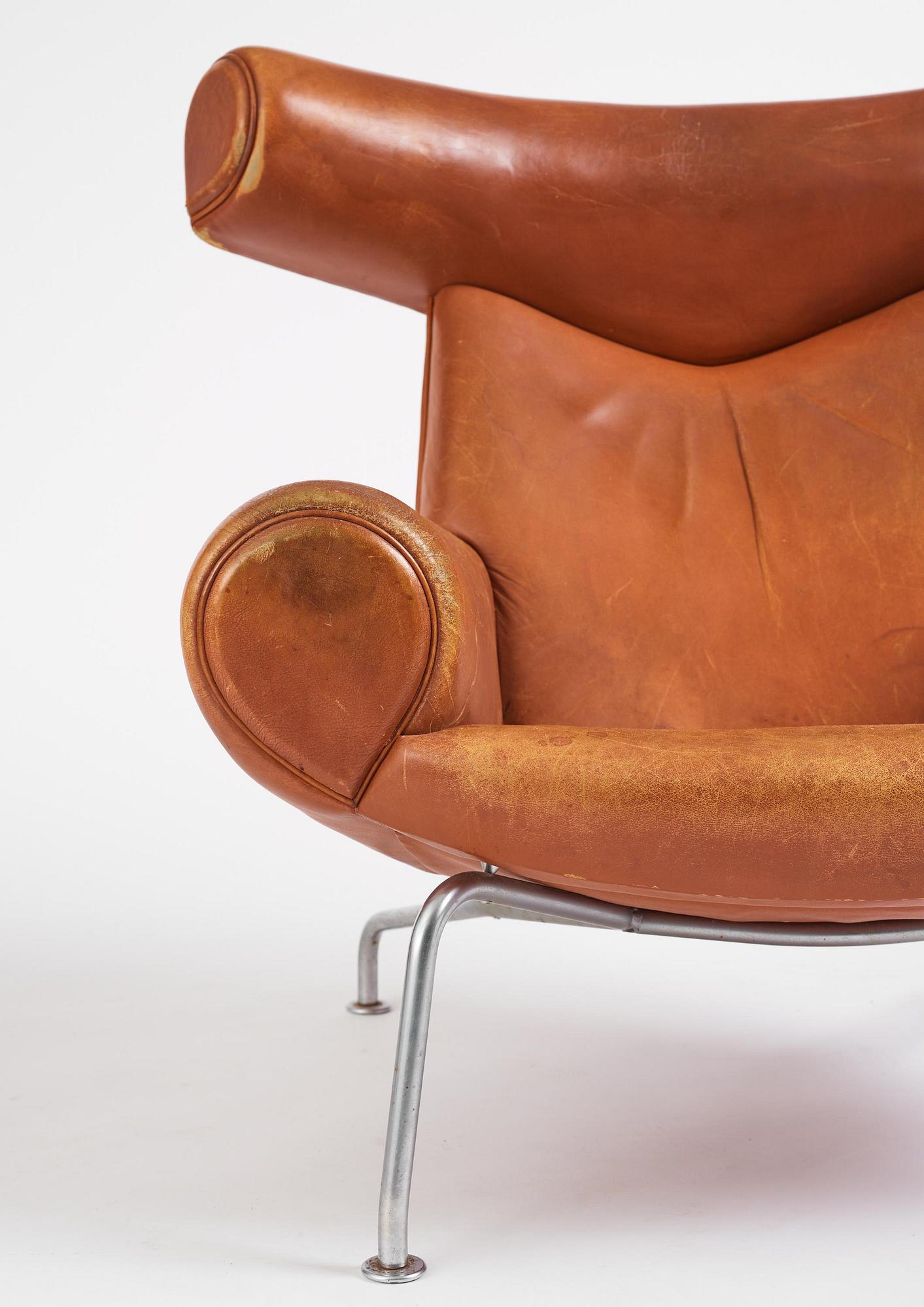 Hans J. Wegner, fåtölj med fotpall, "Ox Chair", sannolikt tillverkad av AP-stolen, Danmark, 1960-tal.