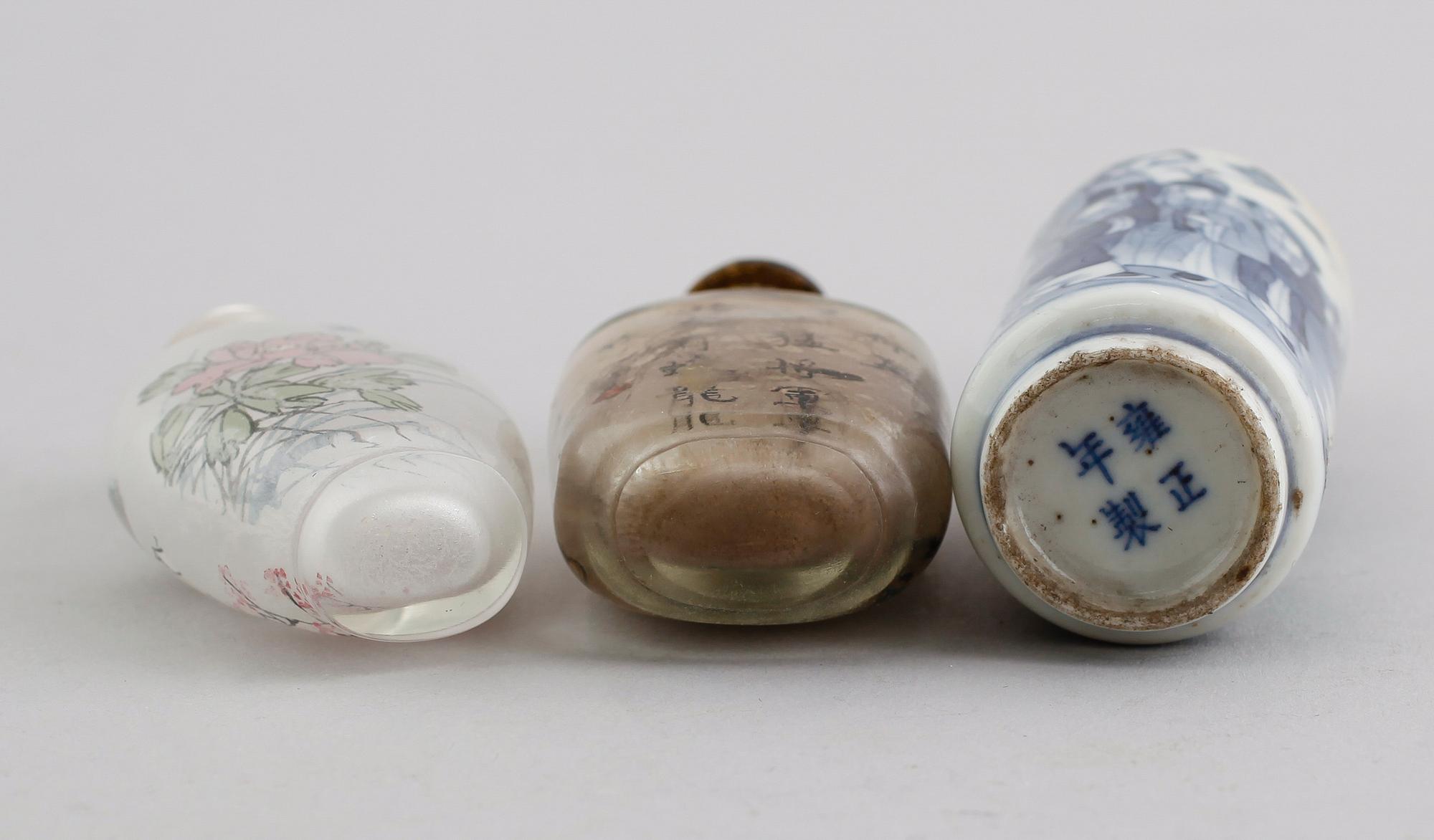 SNUSFLASKOR, 3 st, glas och porslin, Kina, 1800-/1900-tal.