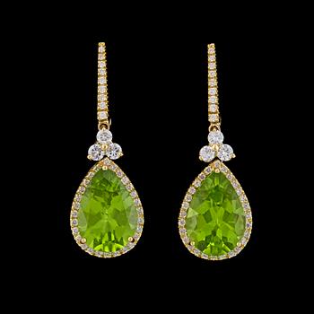 14. ÖRHÄNGEN, droppslipade peridoter, 7.34 ct med briljantslipade diamanter, tot. 0.78 ct.