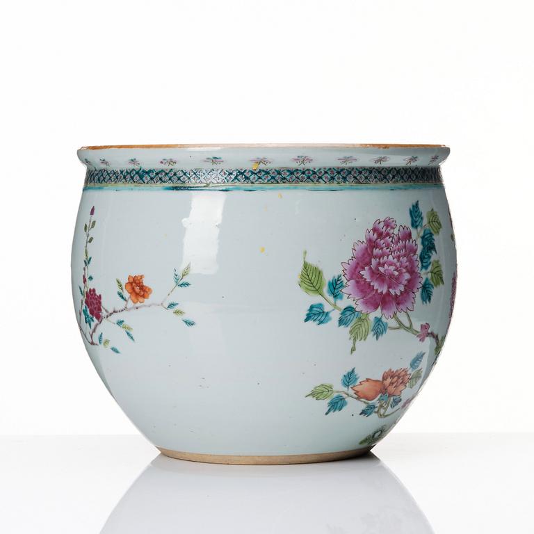 A famille rose flower pot, Qing dynasty, circa 1900.