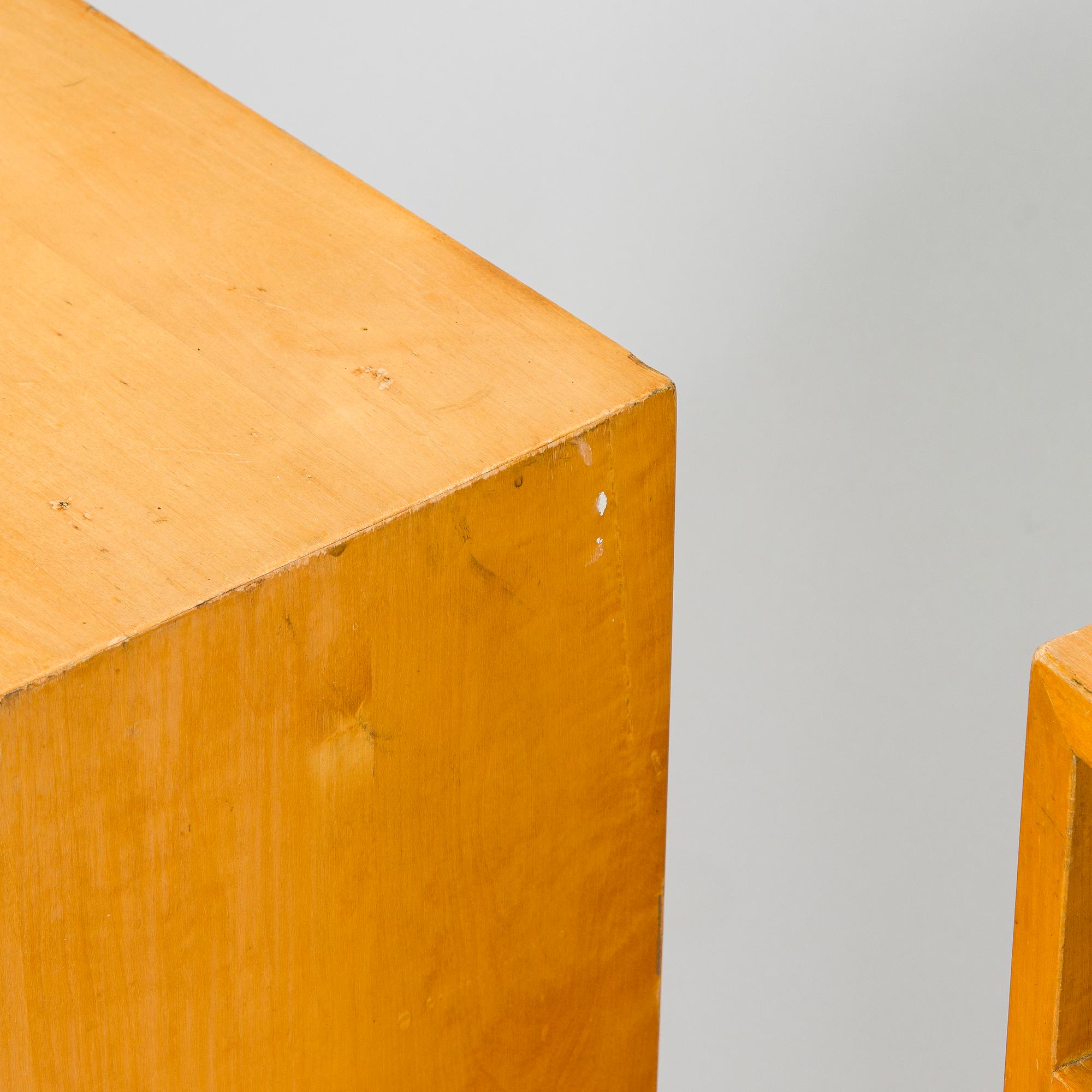 Aino Aalto, sängbord, 2 st, modell 170, O.Y. Huonekalu- ja Rakennustyötehdas A.B. 1940-tal.