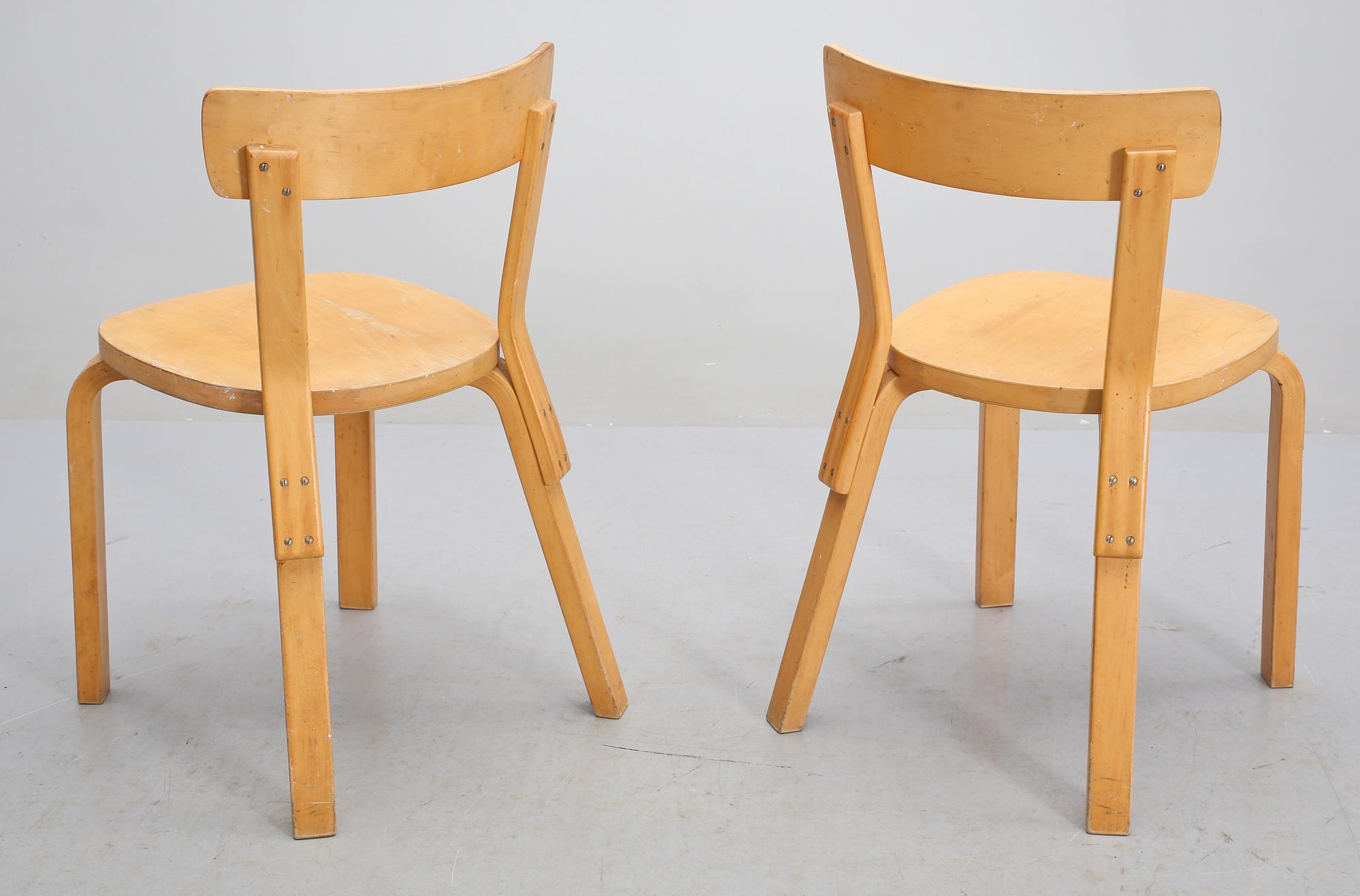 STOLAR, ett par, modell 69, Alvar Aalto, Artek, 1900-talets andra hälft.