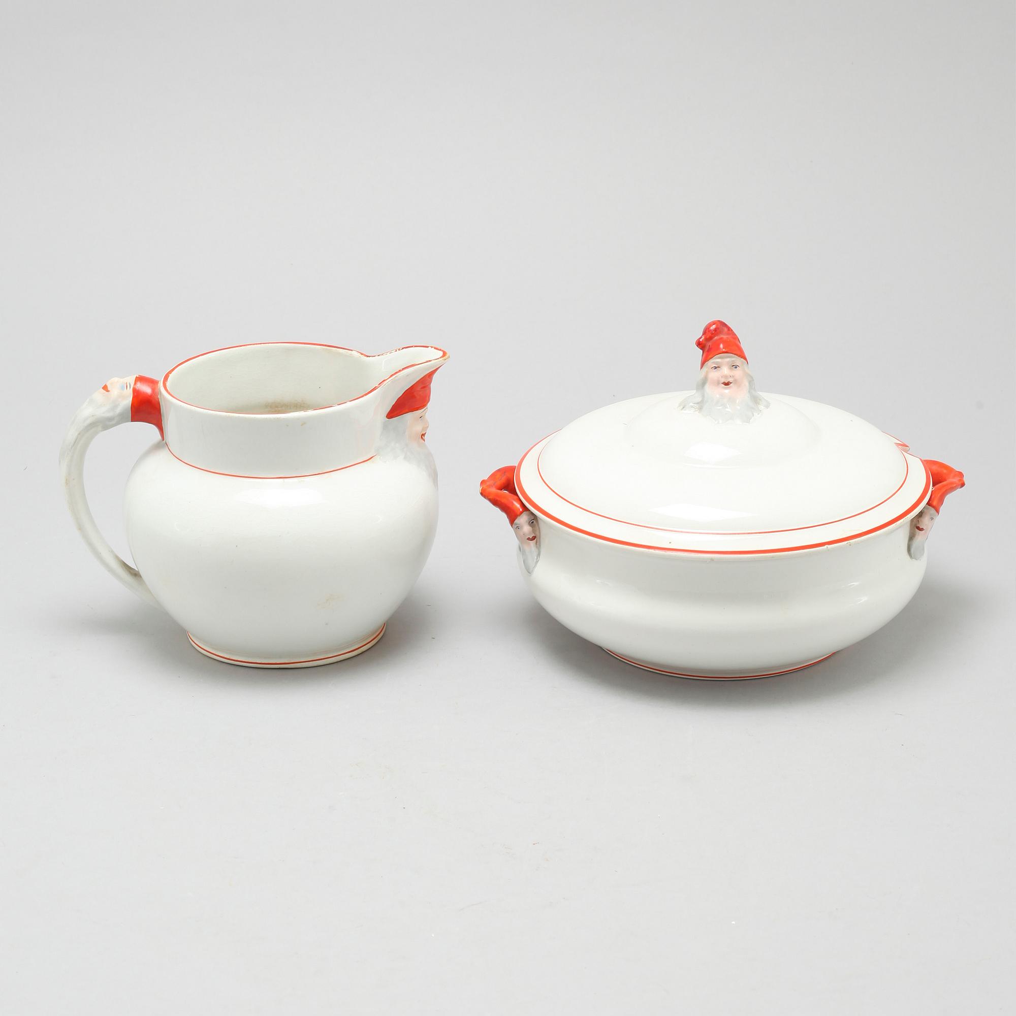 An eartheware porrige tureen and a jug from Göteborg, around the year 1900.