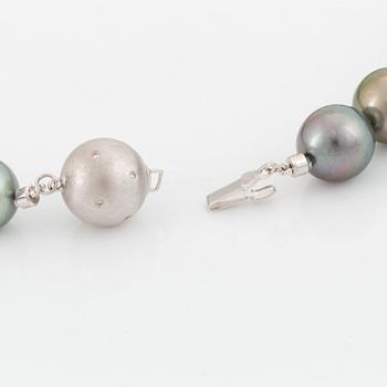 A Tahitian cultured pearl necklace.