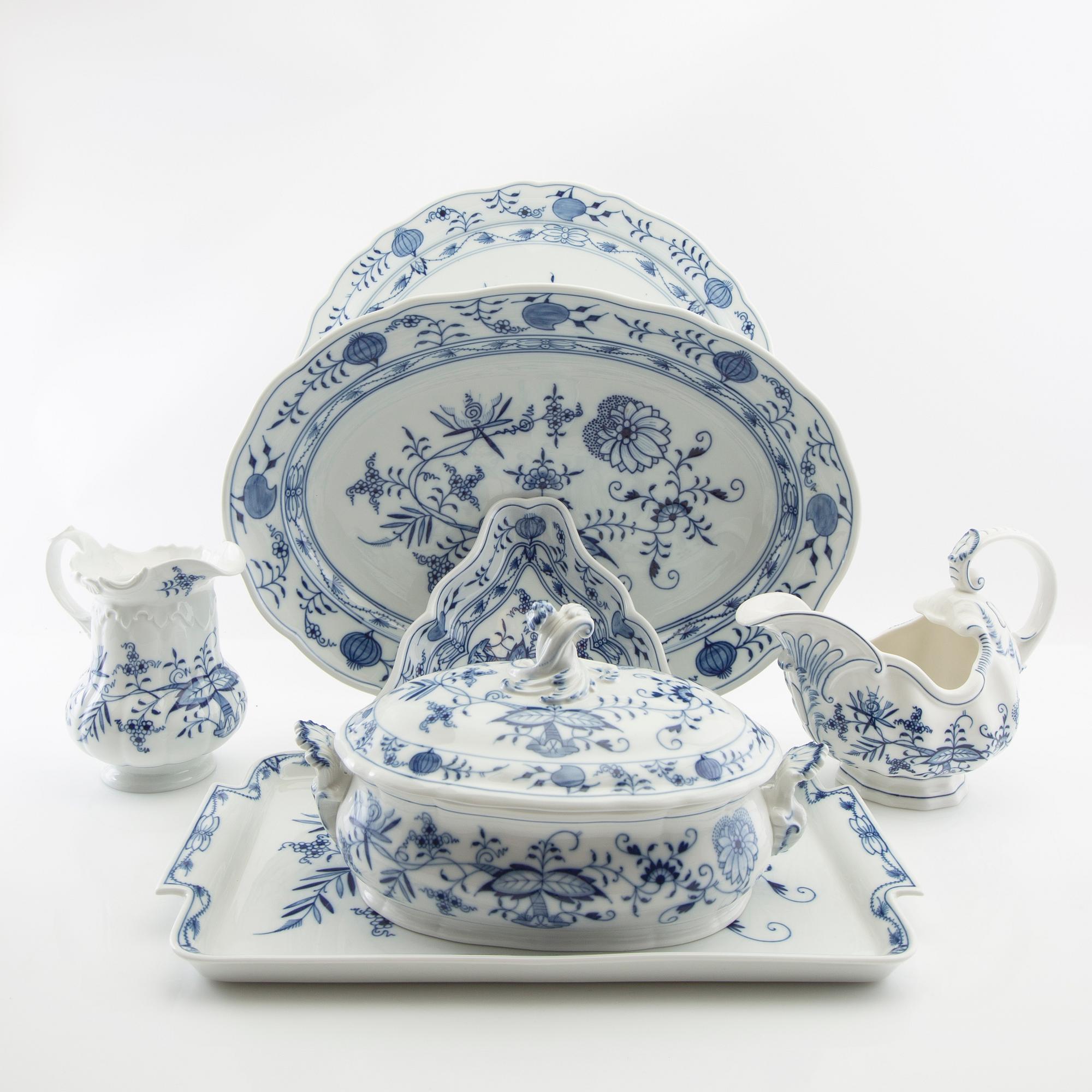 Service 89 pcs "Onion Pattern" Meissen, second half of the 20th century.