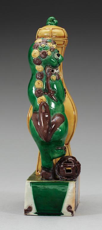 A famille verte wine ewer with a cover, Qing dynasty, Kangxi (1662-1722).