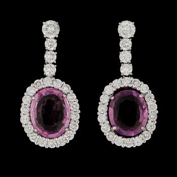 66. A pair of pink sapphire, tot. 3.83 ct, and brilliant cut diamond earrings, tot. 1.58 cts.