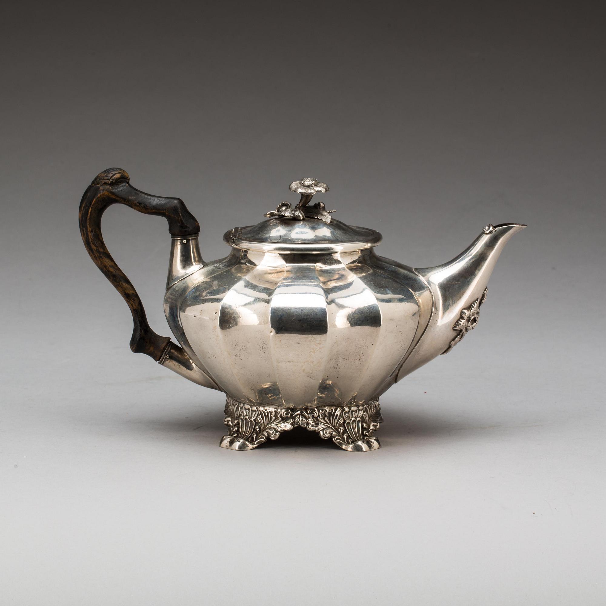 TEKANNA, silver, Gustaf Möllenborg, Stockholm, 1837, total vikt 830g.