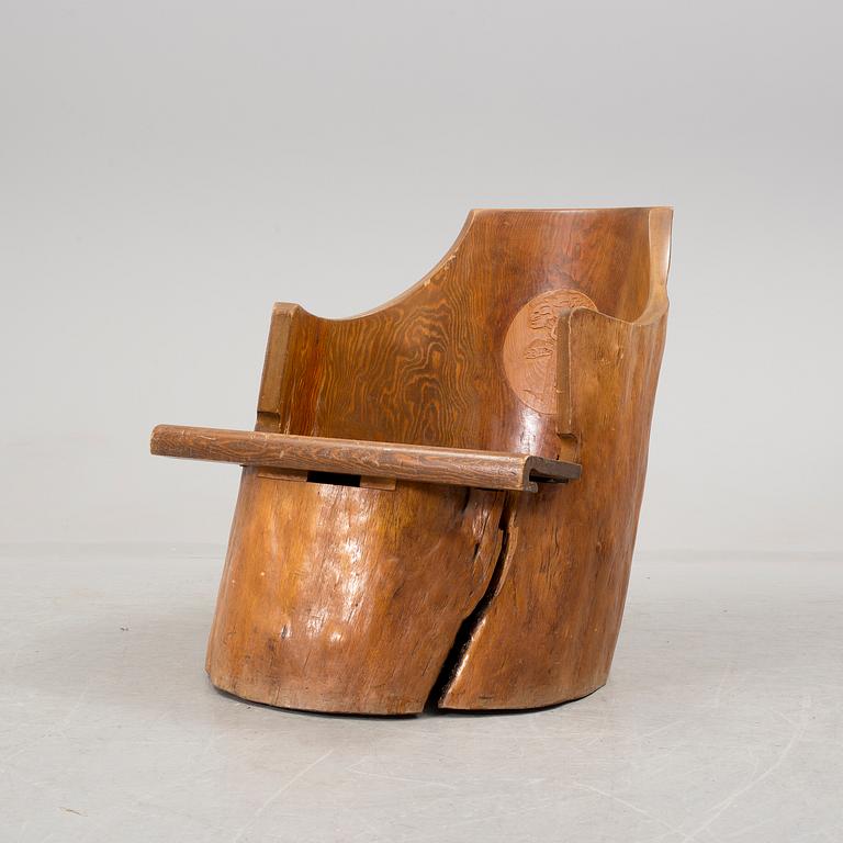 A tree trunk chair from the 20th century.