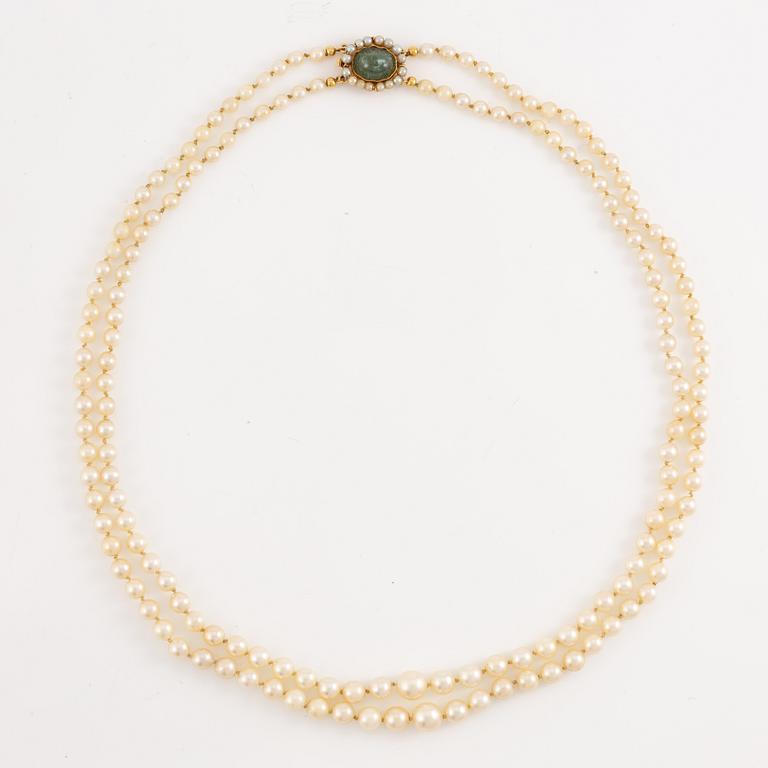Pärlcollier, tvåradigt med doserade odlade pärlor, lås 18K guld med cabochonslipad grön turmalin och pärlor.