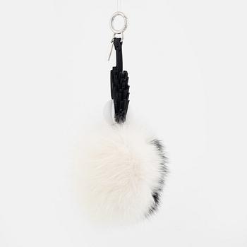 Fendi, väsksmycke, "Pon Pon Karl".