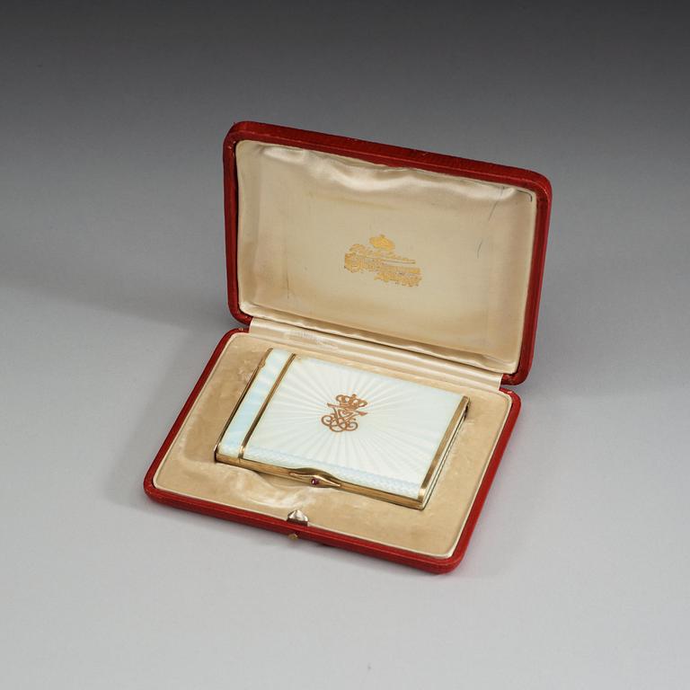 CIGARETTETUI med tändplån, guld och vit emalj. Frankrike, 1900-tal.