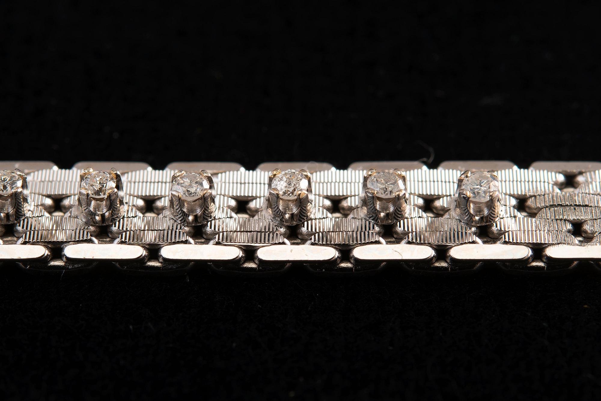 RANNERENGAS, briljanttihiottuja timantteja n. 0.33 ct. 18K valkokultaa. Italia 1960 l. Paino 24,4 g.