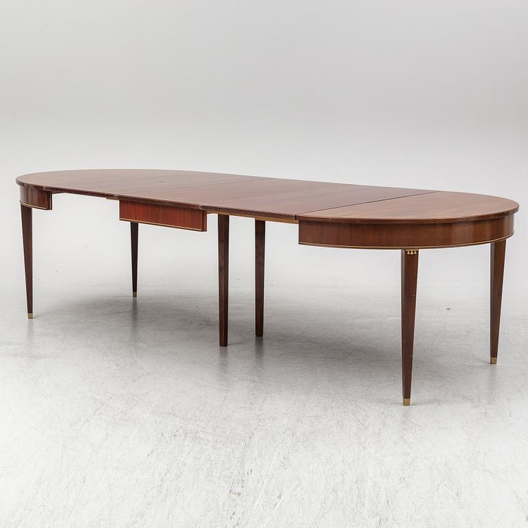 A mid 20th century dining table. 3 leaves included.