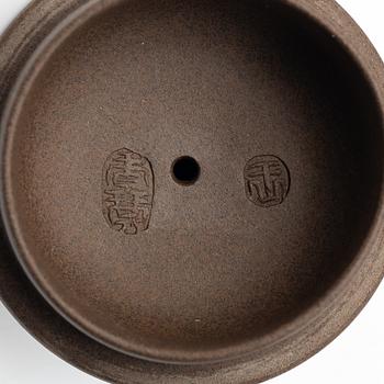 A group of three Chinese yixing teapots, 1980s.