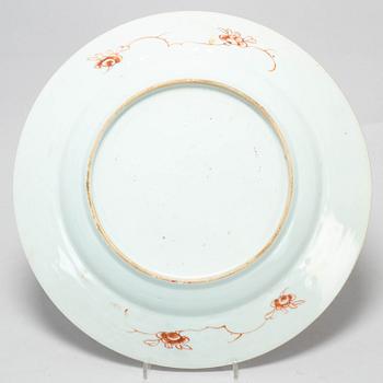 A famille rose serving dish, Qing dynasty, Qianlong (1736-95).