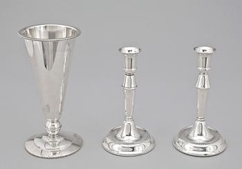 VAS samt LJUSSTAKAR, ett par. Silver.