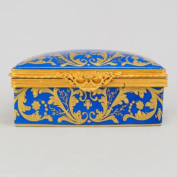 LIMOGES , ASK, porslin, signerad "JJ". Frankrike, 1958.