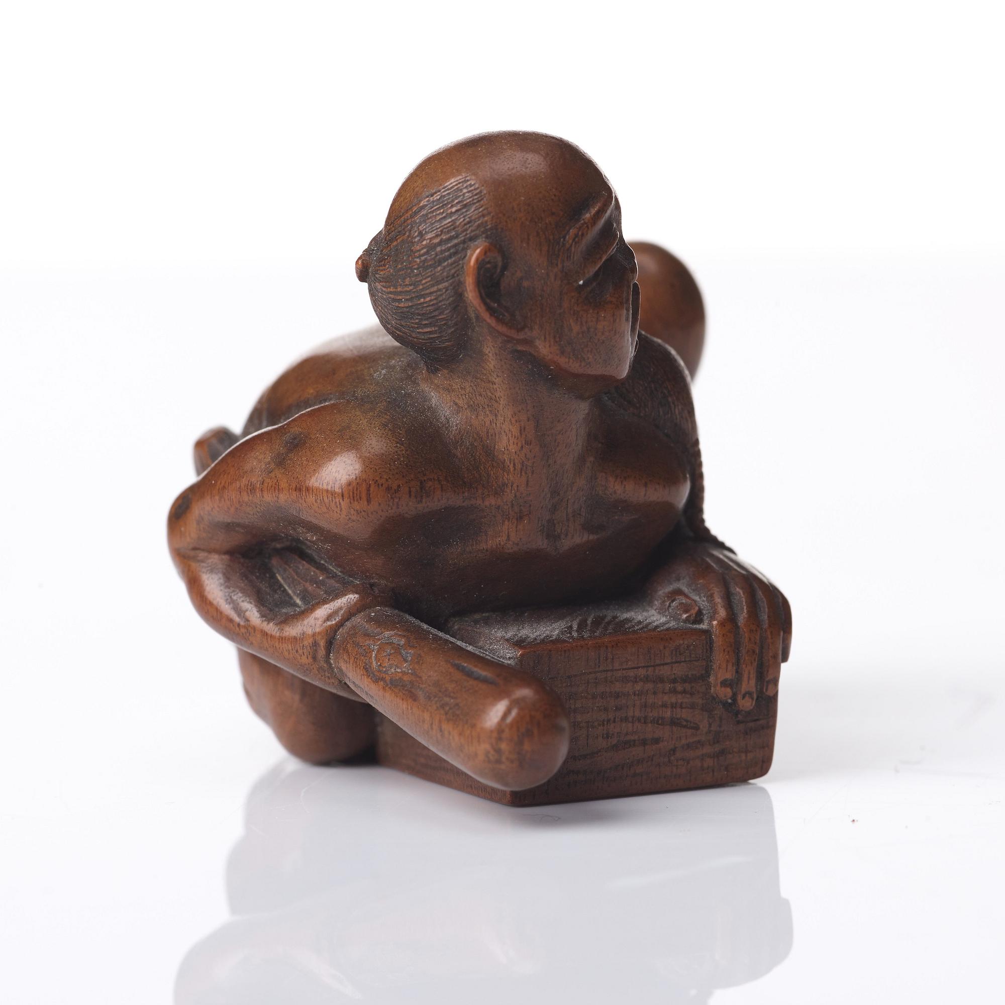 OKIMONO trä samt NETSUKE. Japan, Meiji (1868-1912).