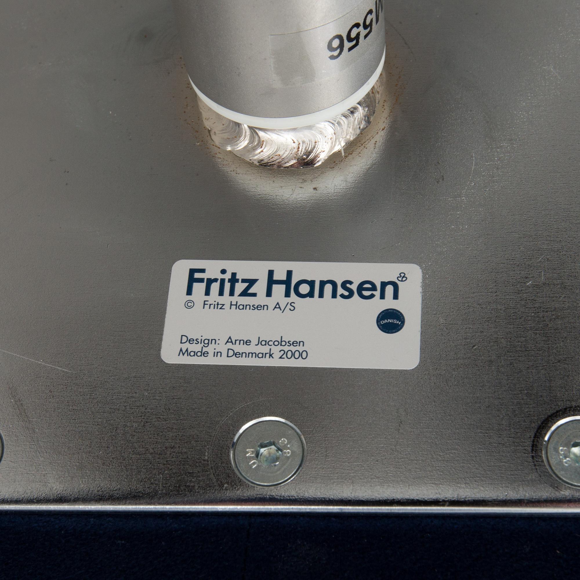 FÅTÖLJER, ett par, "Svanen", Arne Jacobsen för Fritz Hansen, 2000-tal.