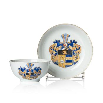 1120. Kopp med fat, vapenporslin. Qingdynastin, Qianlong (1736-95).