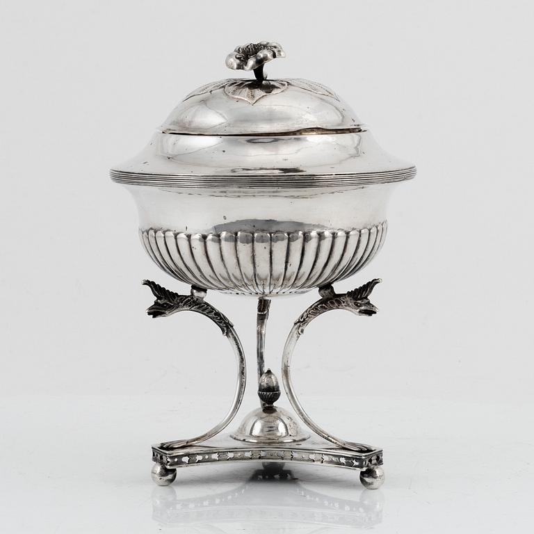 A silver sugar bowl with lid by Stephan Nöblin, Ystad, 1825.
