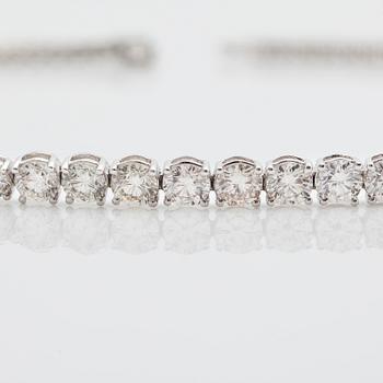 A line necklace with 104 brilliant cut diamonds total carat weight circa 25.44 cts. Quality circa G-H/VS-SI.