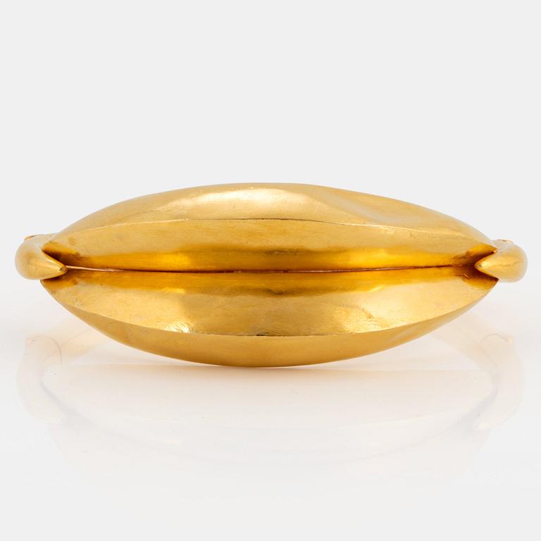 An Ilias Lalaounis bracelet in 22K gold.